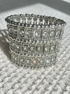 Rhinestone
Stretch Bracelet with Silver beads Gunmetal NWT